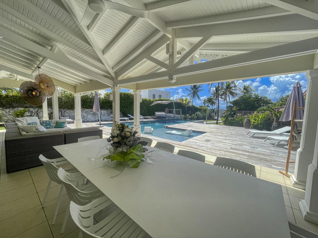 13.Location villa piscine pieds dans l'eau Saint François Guadeloupe_terrasse